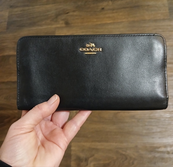 Coach New York Black Leather Skinny Wallet.  - Picture 2 of 16